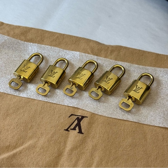 Louis Vuitton Lock & Key set # 309 - Picture 3 of 3